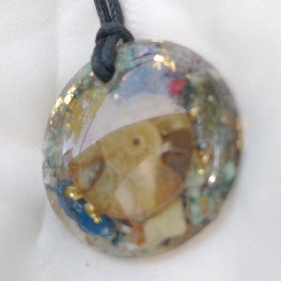 Orgonite necklace with sea shell logarithmic spiral - Picture 4 of 6